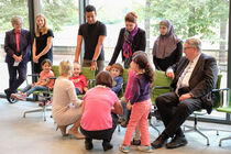 Sozialministerin Barbara Klepsch spricht mit Kindern