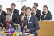 Landtagspräsident Dr. Matthias Rößler begrüßt die Gäste am Pult