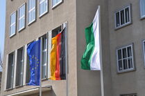 Fahnen von Europa, Deutschland und Sachsen vor dem Sächsischen Landtag