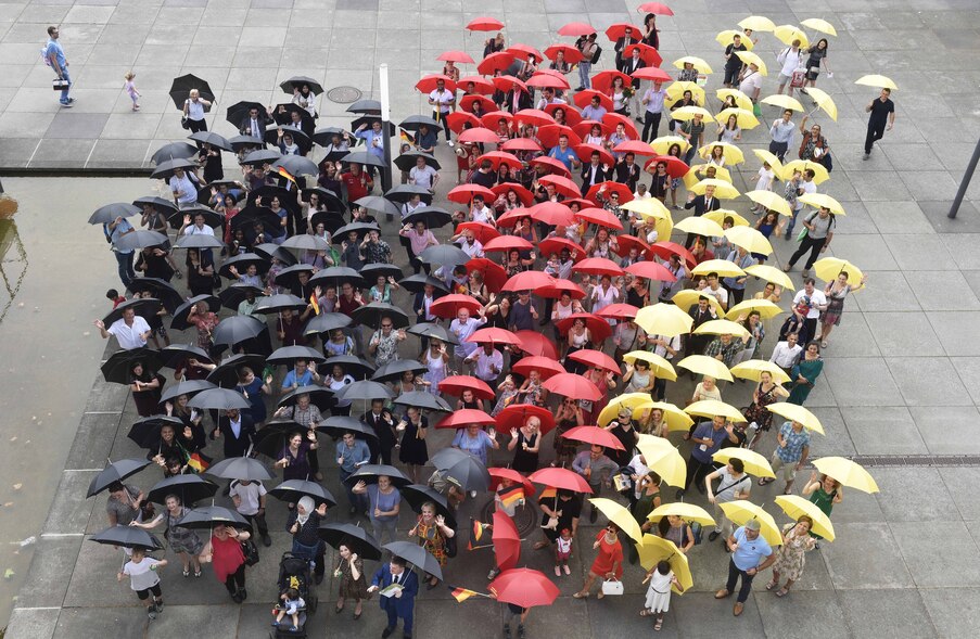 Schirme in schwarz rot und gelb