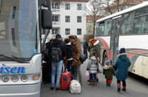 Asylbewerber am Bus