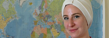Muslima vor Weltkarte