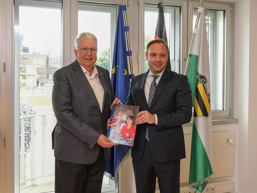 Übergabe im Amtszimmer