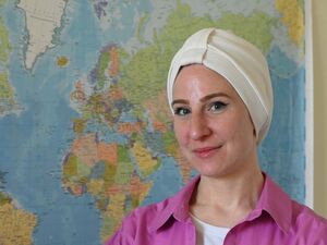 Muslima vor Karte