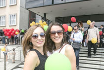 Zwei Frauen beim Einbürgerungsfest vor dem Landtag