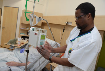 Krankenpfleger auf einer Palliativstation